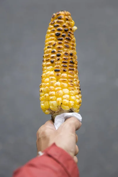 Zbliżenie Grillowanych Kukurydzy Dłoni Ulicy — Zdjęcie stockowe