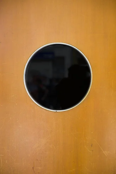 オレンジのドアの丸い窓の閉まり — ストック写真
