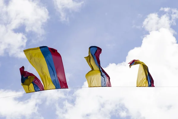 Kolobijské Vlajky Pod Modrou Oblohou Bogotě Kolumbie — Stock fotografie