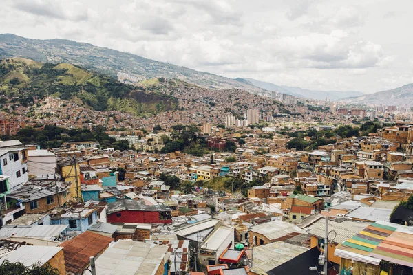俯瞰哥伦比亚麦德林市Comuna 13山丘上的房屋 — 图库照片