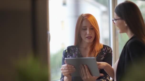 Jonge Vrouwen Werken Met Een Digitale Tablet Kantoor — Stockvideo