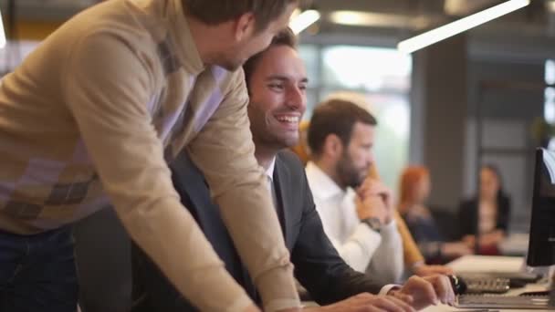 Jovens Homens Negócios Discutindo Algo Enquanto Olham Juntos Para Monitor — Vídeo de Stock