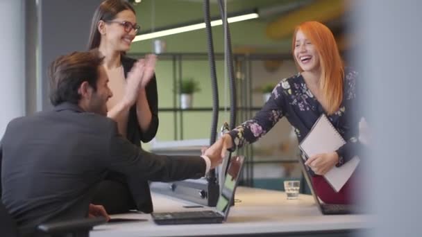 Бизнесмен Деловая Женщина Пожимают Друг Другу Руки Офисе Концепцию Успеха — стоковое видео