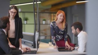 İş adamlarının toplantıları ve çalışma alanları modern ve aydınlık ofis içinde. 