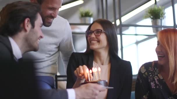 Festa Compleanno Giovane Collega Femminile Nell Ufficio Moderno Con Torta — Video Stock