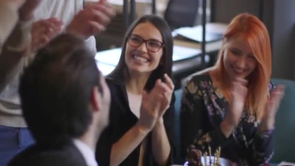 Geburtstagsfeier Für Die Junge Kollegin Modernen Büro Mit Der Torte — Stockvideo