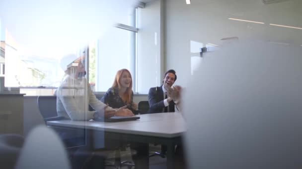 Eine Gruppe Von Geschäftsleuten Applaudiert Bei Der Besprechung Büro — Stockvideo