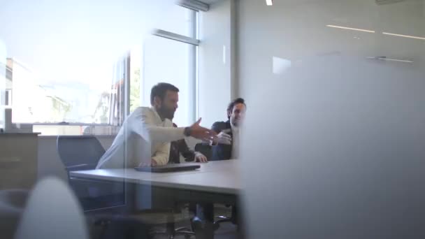 Группа Бизнесменов Аплодирует Встрече Офисе — стоковое видео