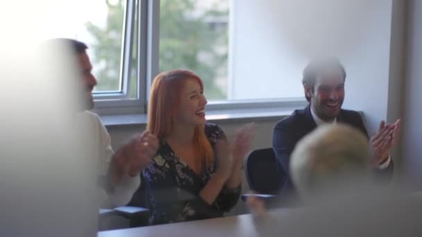 Eine Gruppe Von Geschäftsleuten Applaudiert Bei Der Besprechung Büro — Stockvideo