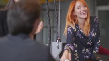 İş adamı ve iş kadını, uzlaşma konsepti için ofiste el sıkışıyor. 