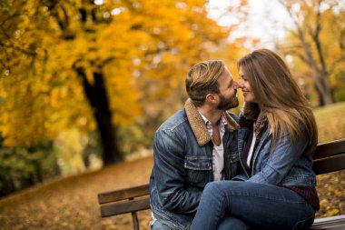 Aşıklar şehir parkında bir bankta oturuyor.