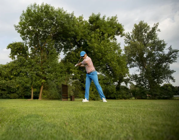 Jovem Jogar Campo Golfe — Fotografia de Stock