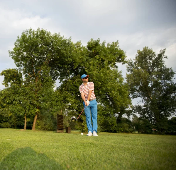 Fiatalember Játszik Golfpályán — Stock Fotó