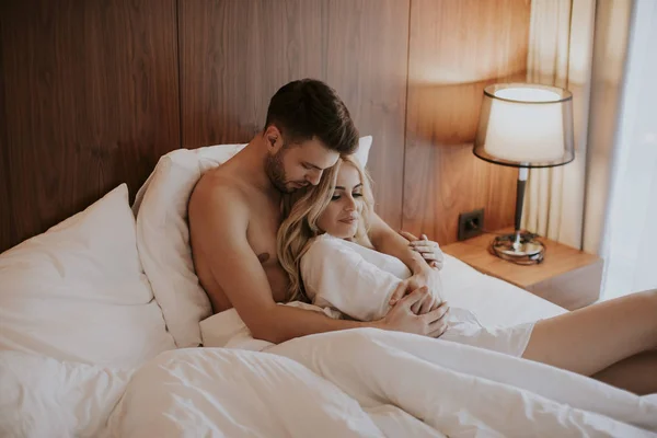 Adorável Jovem Casal Abraçando Sua Cama Casa — Fotografia de Stock