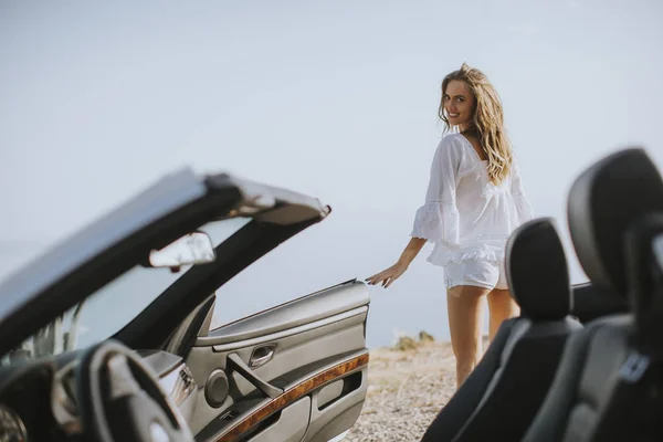 Mujer Joven Bonita Por Coche Cabriolet Blanco Playa Verano — Foto de Stock