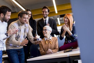 Genç meslektaşlarım üst düzey bir meslektaşımın doğum gününü ofiste kutluyor ve pasta getiriyorlar.