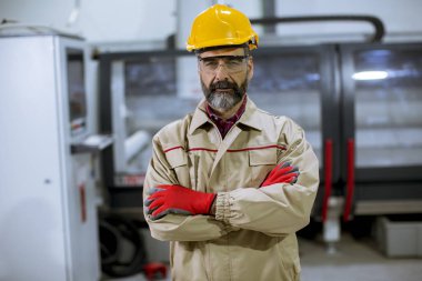 Fabrikadaki yakışıklı kıdemli mühendisin portresi
