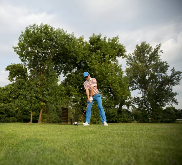 Junger Mann Spielt Auf Dem Golfplatz — Stockfoto