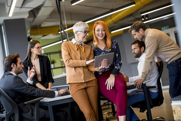 Glada Affärskvinnor Som Arbetar Tillsammans Online Digital Surfplatta Framför Ett — Stockfoto