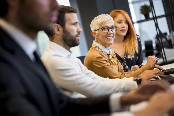 Ansicht Des Geschäftsführers Gruppengesprächen Mit Anderen Geschäftsleuten Und Geschäftsfrauen Modernen — Stockfoto