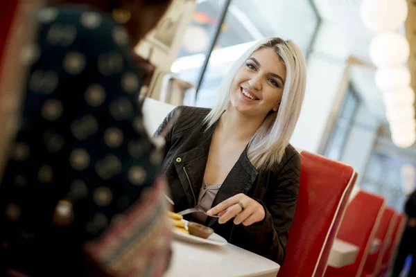 Multiracial Jóvenes Amigas Comiendo Comida Rápida Una Mesa Restaurante — Foto de Stock