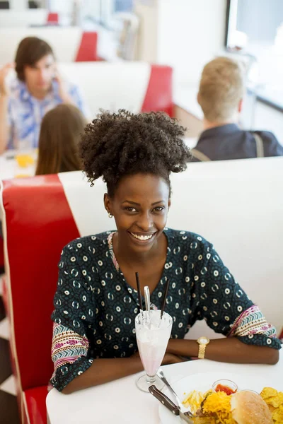 Bastante Joven Afroamericana Mujer Comiendo Restaurante — Foto de Stock