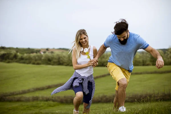 Amar Pareja Joven Corriendo Través Tierra Hierba Primavera —  Fotos de Stock