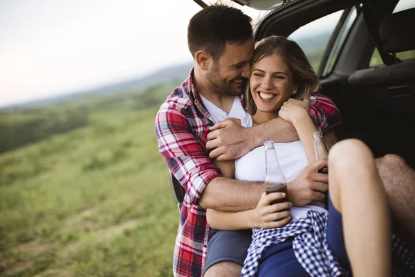 Liebendes Junges Paar Sitzt Bei Ausflug Die Natur Auto — Stockfoto