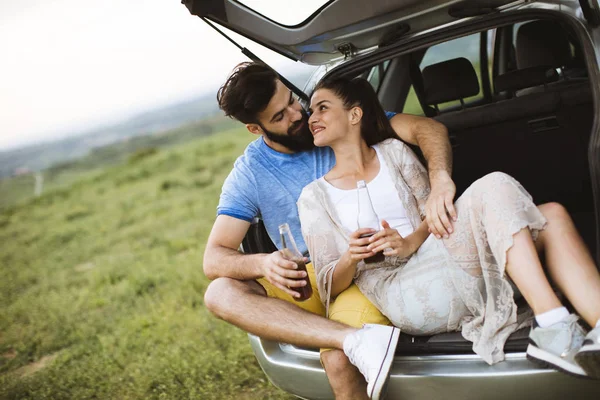 Liebendes Junges Paar Sitzt Bei Ausflug Die Natur Auto — Stockfoto