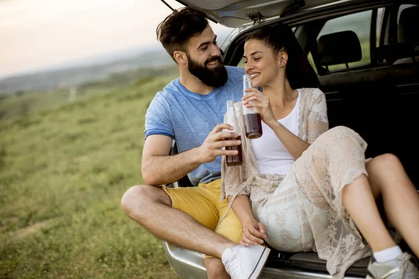 Liebendes Junges Paar Sitzt Bei Ausflug Die Natur Auto — Stockfoto