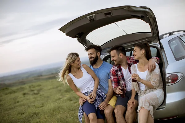 Grupo Jovens Sentados Carro Trank Durante Viagem Natureza — Fotografia de Stock