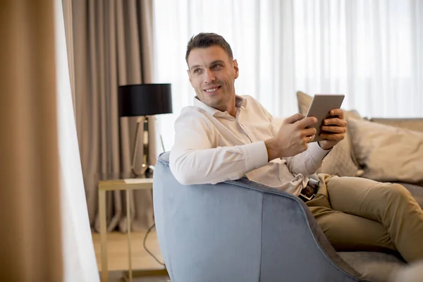 Jovem Relaxante Casa Usando Tablet Leitura Computador Sala Estar Perto — Fotografia de Stock