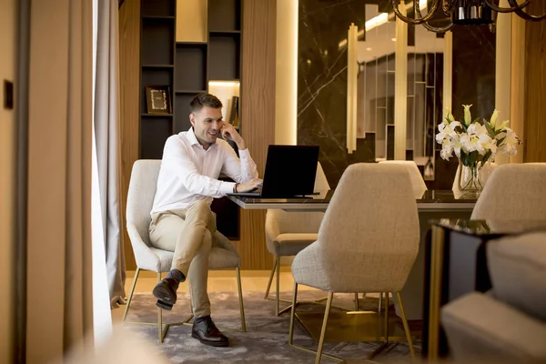 Bonito Jovem Homem Negócios Sentado Quarto Luxuoso Frente Laptop — Fotografia de Stock