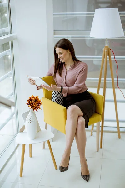 Junge Geschäftsfrau Sitzt Auf Einem Stuhl Und Hält Modernen Büro — Stockfoto