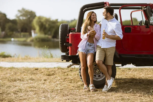 Junge Frau Und Mann Amüsieren Sich Heißen Sommertagen Der Nähe — Stockfoto