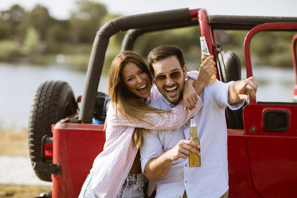 Mujer Joven Hombre Que Divierten Aire Libre Cerca Coche Rojo —  Fotos de Stock