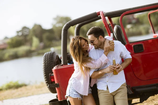 Junge Frau Und Mann Amüsieren Sich Heißen Sommertagen Der Nähe — Stockfoto