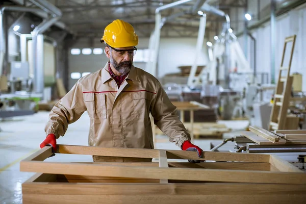 Beau Travailleur Âge Moyen Vêtements Protection Travaillant Dans Usine Meubles — Photo