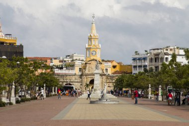 Cartagena, Kolombiya - 15 Eylül 2019: Cartagena, Kolombiya sokaklarında kimliği belirsiz insanlar. Kartagena, Kolombiya Karayipler kıyısında bir liman kentidir.