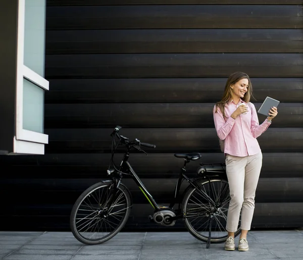Wanita Muda Dengan Tablet Dan Bike Luar Ruangan Pada Hari — Stok Foto