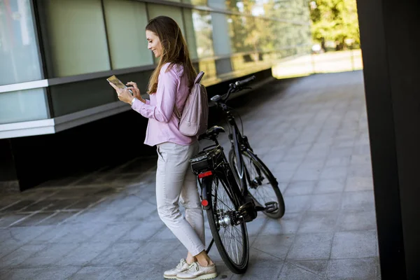 Wanita Muda Cantik Berdiri Samping Sepeda Listrik Dan Menggunakan Tablet — Stok Foto