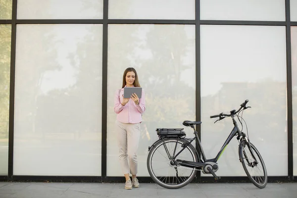 Wanita Muda Dengan Tablet Dan Bike Luar Ruangan Pada Hari — Stok Foto