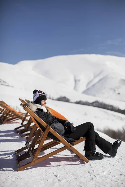 Giovane Sciatrice Che Rilassa Poltrona Dopo Aver Sciato Montagna Inverno — Foto Stock