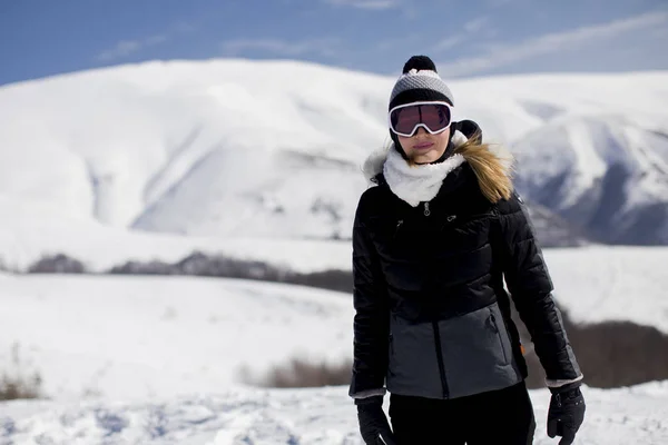 Giovane Donna Trova Una Pista Montagna Innevata Nella Sua Tuta — Foto Stock