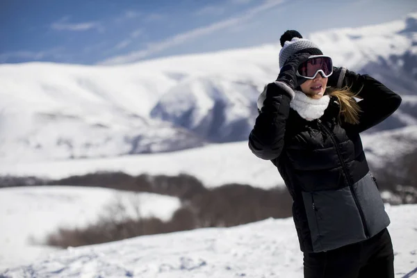 Jovem Mulher Fica Uma Encosta Montanha Nevada Seu Terno Esqui — Fotografia de Stock