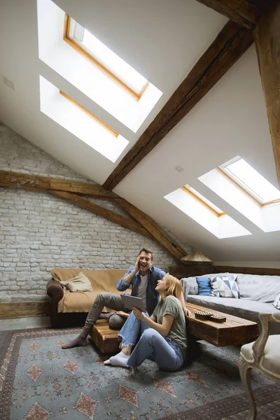 Pasangan Muda Yang Bahagia Menggunakan Tablet Yang Duduk Lantai Rumah — Stok Foto