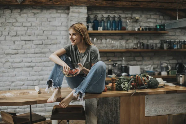 Mujer Joven Comiendo Comida Vegana Comida Desintoxicación Cocina Rústica — Foto de Stock