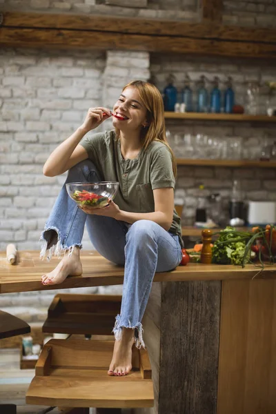 Mujer Joven Comiendo Comida Vegana Comida Desintoxicación Cocina Rústica — Foto de Stock