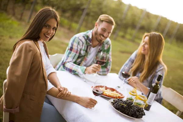 Gruppe Junger Leute Sitzt Tisch Und Trinkt Rotwein Aus Gläsern — Stockfoto