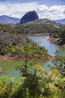 Kolombiya 'daki Guatape Kayası' nda (Piedra Del Penol) görüntüle